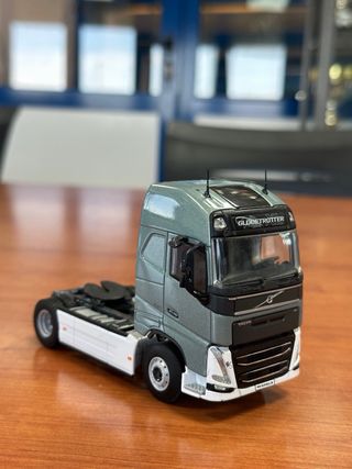 Maqueta Camión Volvo Globetrotter Gris