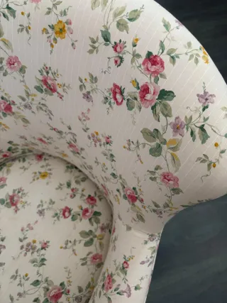 Butaca pequeña de flores.