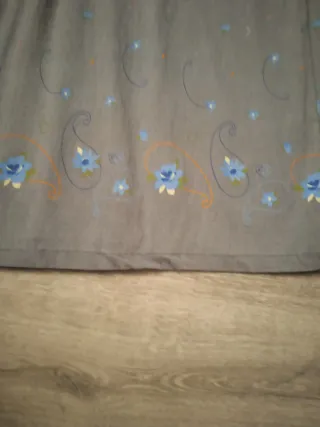 Vestido palabra de honor gris con flores