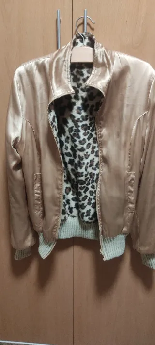 Chaqueta dorada con forro de leopardo