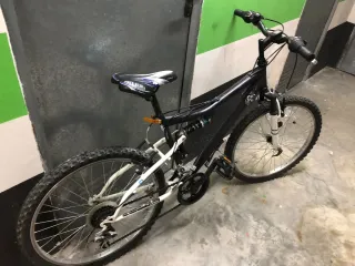 Bicicleta de montaña negra