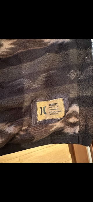 Forro polar fino Hurley con estampado