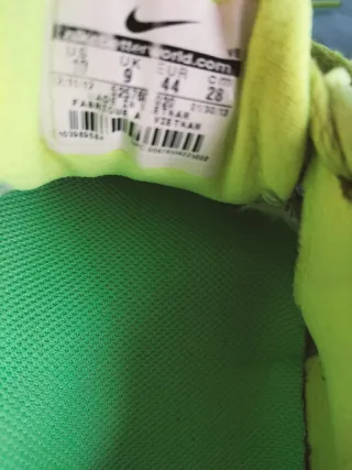 Zapatillas deportivas grises y neón