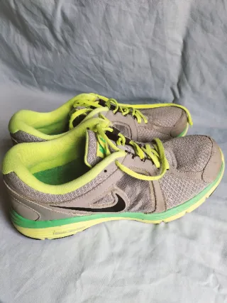 Zapatillas deportivas grises y neón