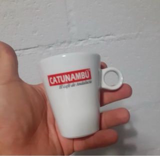 Tazas de café y platos nuevo sin uso