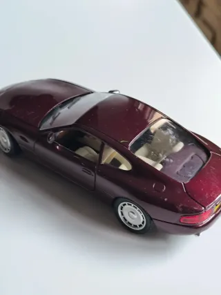 Aston Martin DB7 Burdeos, coche a escala bburago