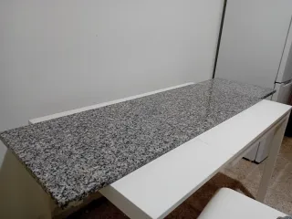 Encimera de granito gris.