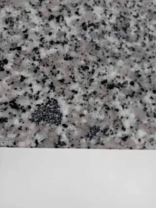 Encimera de granito gris.