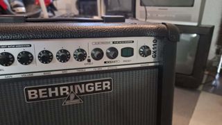 Amplificador BEHRINGER para guitarra