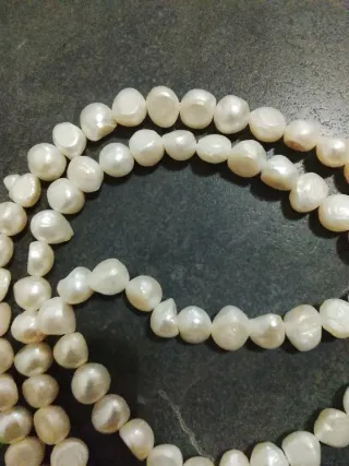 Collar de perlas blancas con cierre plateado