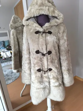 Abrigo de pelo con capucha