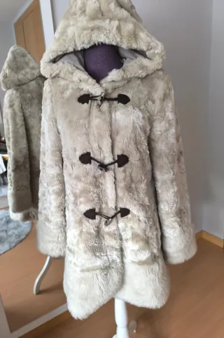 Abrigo de pelo con capucha