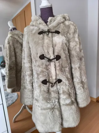 Abrigo de pelo con capucha