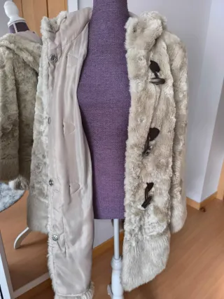 Abrigo de pelo con capucha