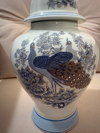 Jarrón de porcelana con pavos reales