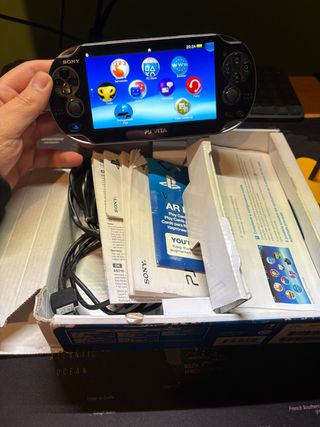 PS Vita PCH-1004 con scatola completa