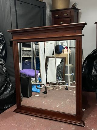 Cabecero de madera, mesitas de noche y espejo