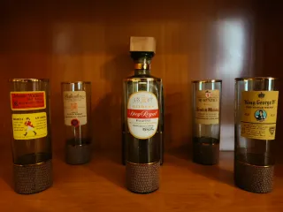 Botella y vasos de whisky coleccionables
