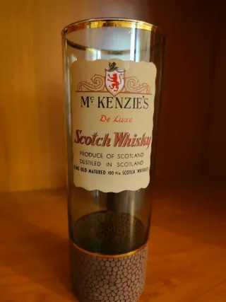 Botella y vasos de whisky coleccionables