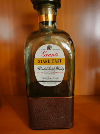 Botella y vasos de whisky coleccionables