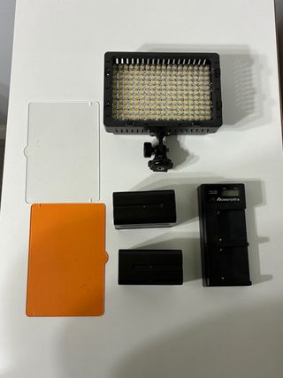 NEEWER CN-216 LED regulable + 2 baterias F970