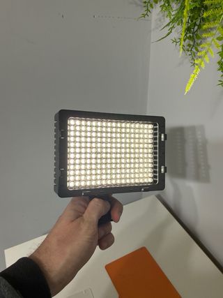 NEEWER CN-216 LED regulable + 2 baterias F970