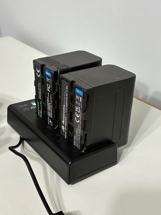 NEEWER CN-216 LED regulable + 2 baterias F970