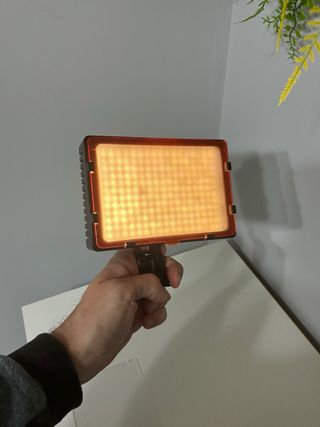 NEEWER CN-216 LED regulable + 2 baterias F970