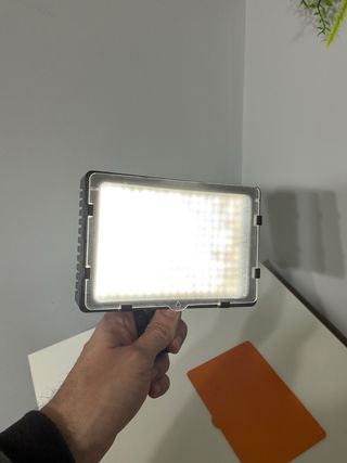 NEEWER CN-216 LED regulable + 2 baterias F970