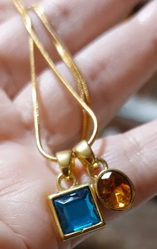 Conjunto de joyería anillos y colgantes.
