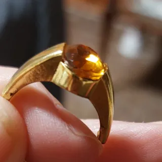 Conjunto de joyería anillos y colgantes.