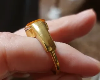 Conjunto de joyería anillos y colgantes.