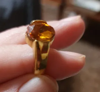 Conjunto de joyería anillos y colgantes.