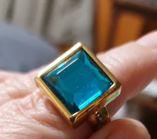 Conjunto de joyería anillos y colgantes.