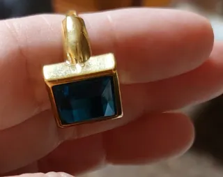 Conjunto de joyería anillos y colgantes.