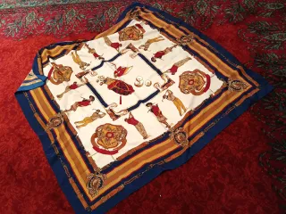 Pañuelo de seda con golfistas y motivos dorados