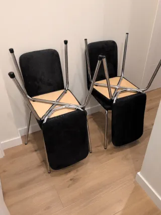 4 Sillas Tela Negra Patas Metal. Modelo Sixten