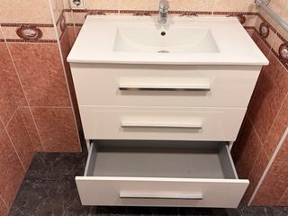 Mueble de baño blanco y plateado