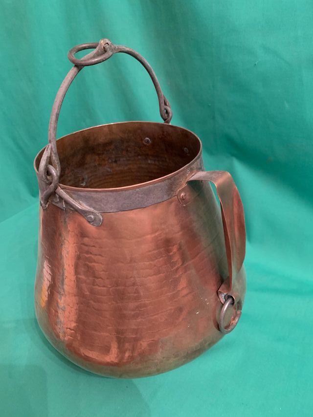 Objetos antiguos de cobre y latón