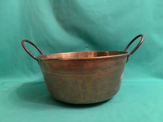 Objetos antiguos de cobre y latón