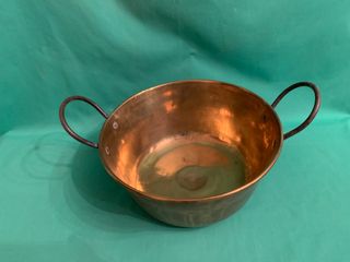 Objetos antiguos de cobre y latón