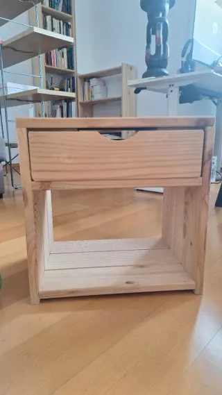 Mesita de noche de madera Lufe