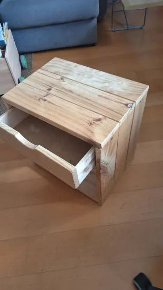 Mesita de noche de madera Lufe