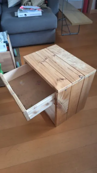 Mesita de noche de madera Lufe