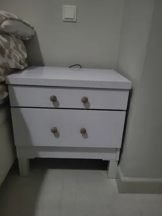 Mesita de noche blanca con cajones