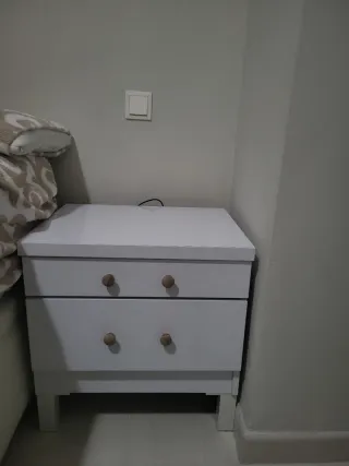 Mesita de noche blanca con cajones