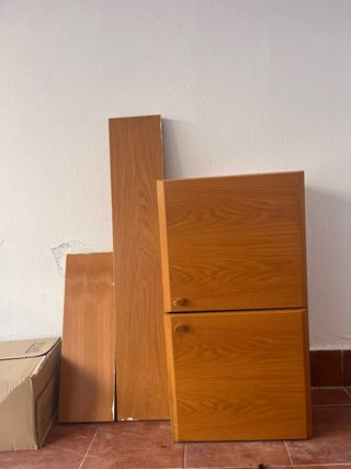 Mueble de salón colgado con estantes.