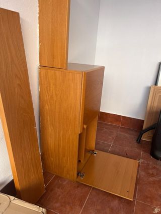 Mueble de salón colgado con estantes.