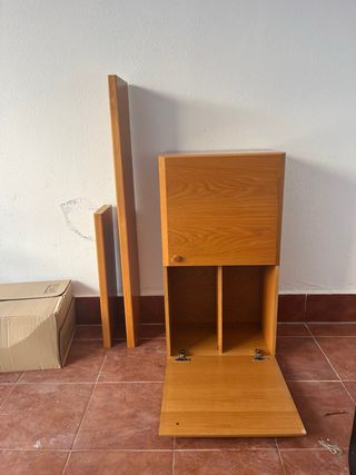 Mueble de salón colgado con estantes.