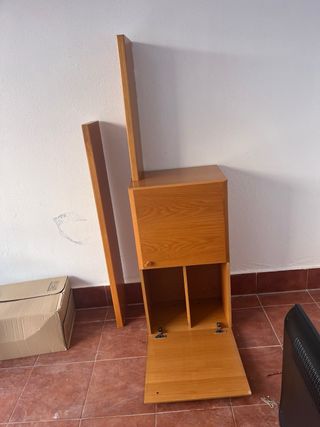 Mueble de salón colgado con estantes.